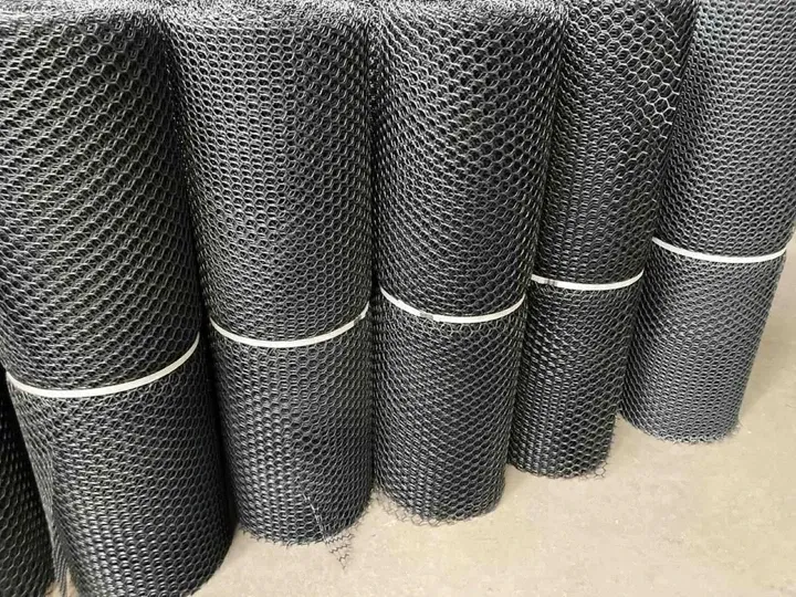 Сітка пластикова чорна 20х20мм/2,20мм 1,50м/30,00м 3